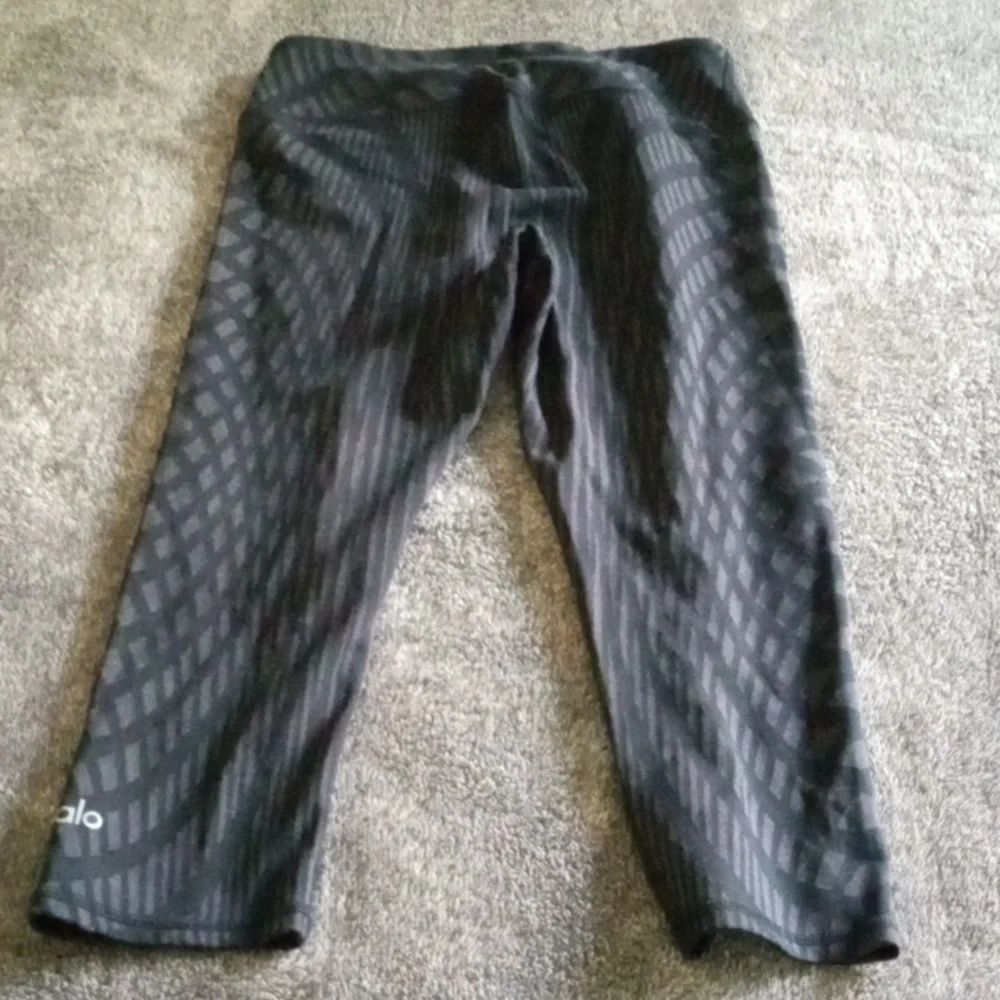 ALO Yoga Air Brush Black Arches Capris